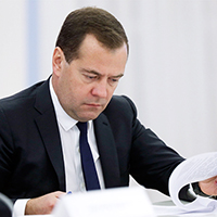 Медведев поручил пересмотреть список запрещенного для госзакупок импорта