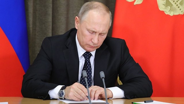 Путин поручил правительству поддержать диверсификацию предприятий ОПК госзакупками