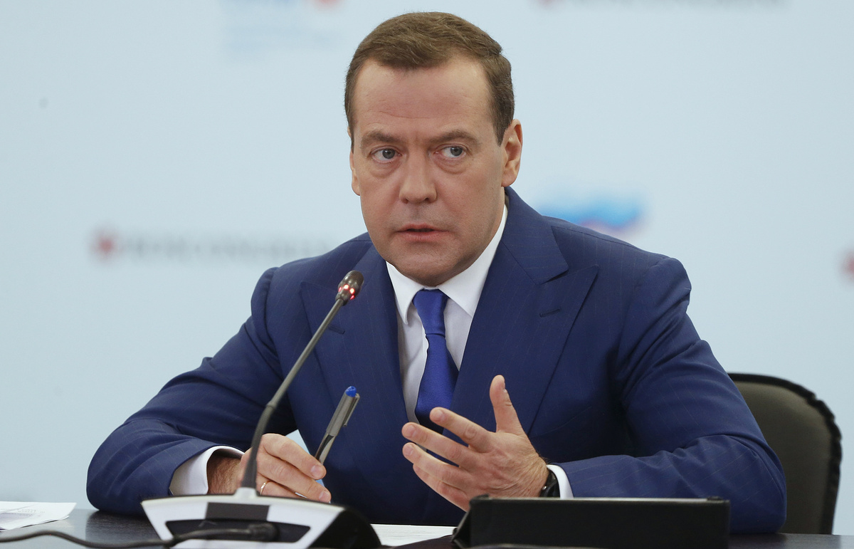 Медведев поручил правительству разработать меры по повышению доли закупок у производителей РФ в рамках нацпроектов