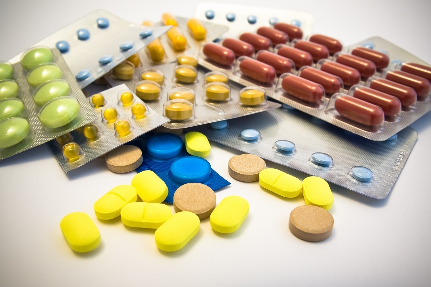 Минпромторг предложил установить 50 % квоту на госзакупки импортных лекарств 
