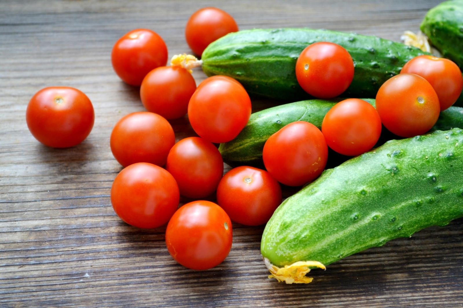Минсельхоз предложил ограничить госзакупки импортных томатов и огурцов